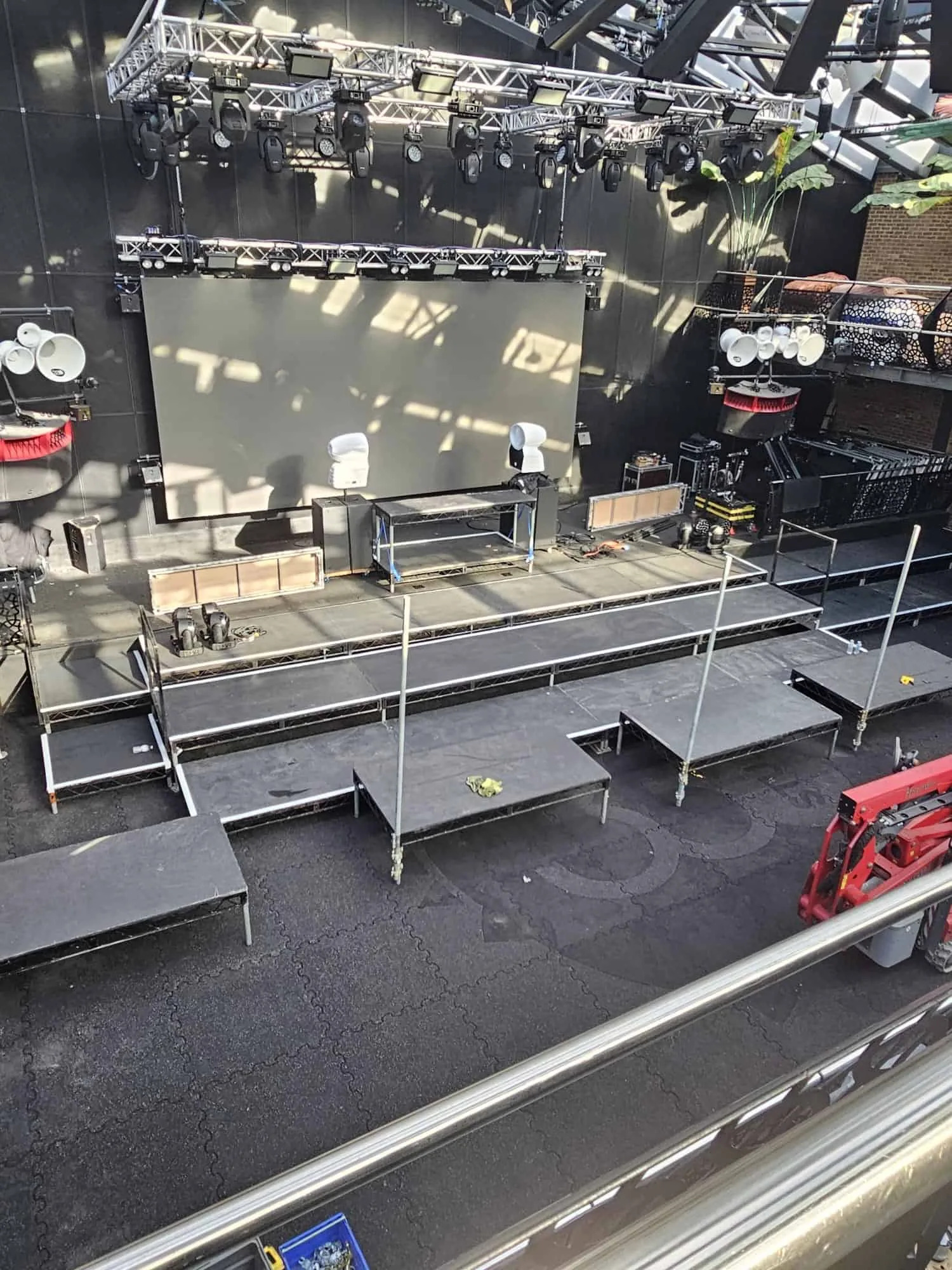6m (w) x 8.5m (d) Stage